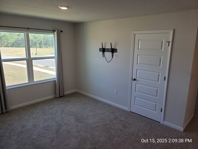 Building Photo - Large Family Home in Central Crestview