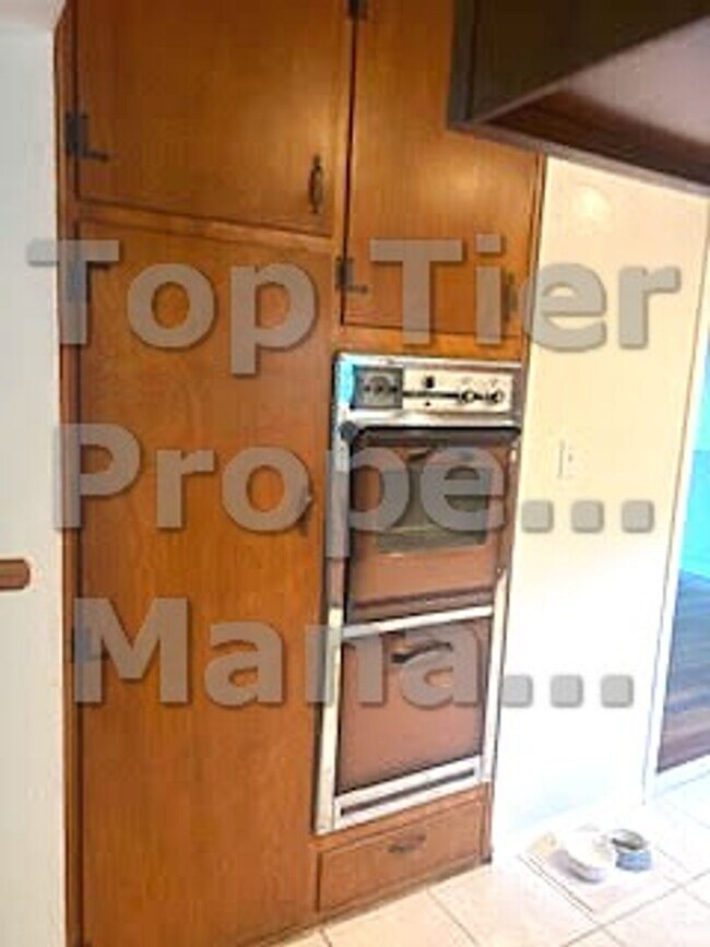Building Photo - 3 Bed/ 2 Bath Spacious Family Home with Su...