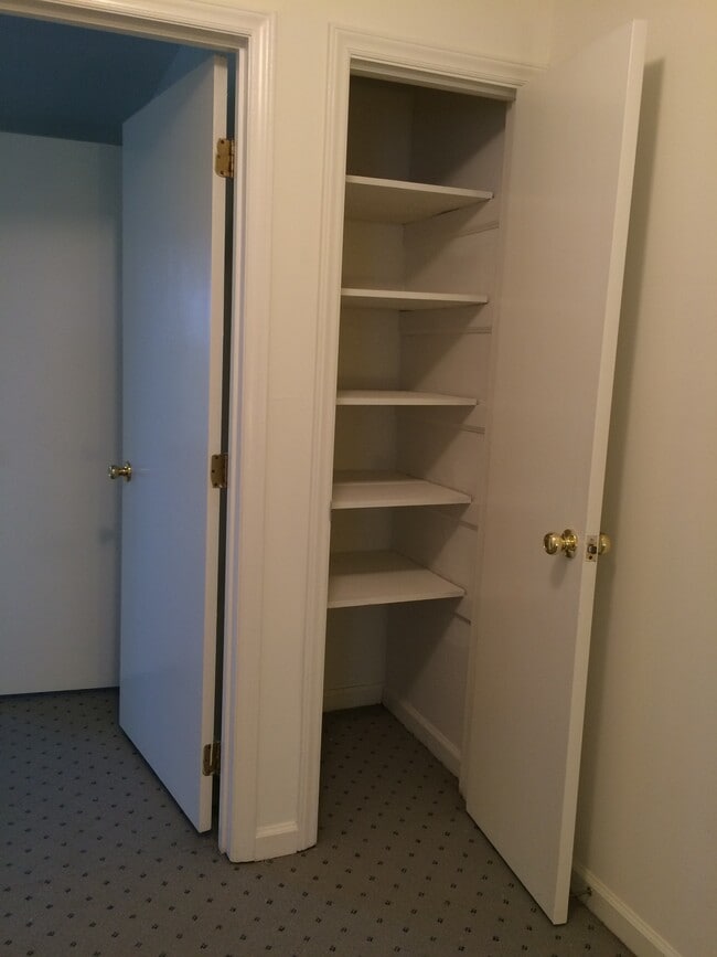 Building Photo - 102 S Peak Dr