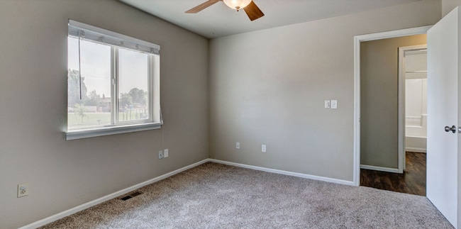 Building Photo - 747 Ponderosa Dr