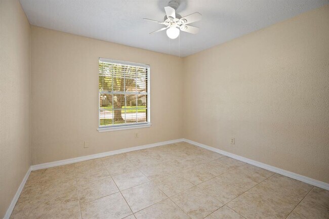Building Photo - 710 Lochnell Dr