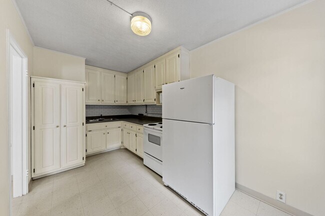 Building Photo - 521 Hawkins Rd