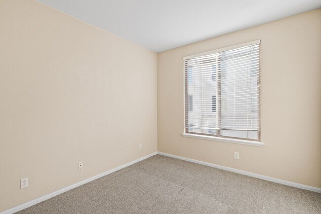 Building Photo - Beautiful 3 BD/2.5 BA, 2 Car Garage, Townh...