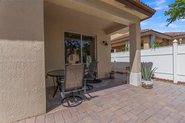 Building Photo - 3920 NE 13th Dr