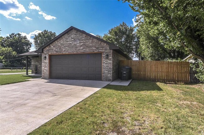 Building Photo - 1717 Breckenridge Dr
