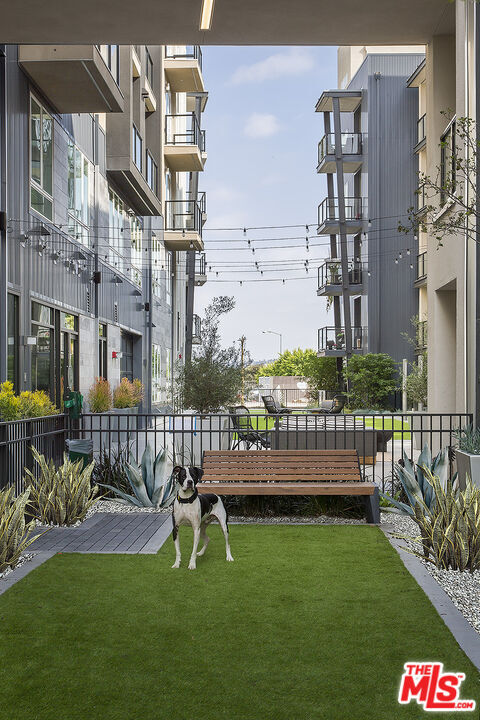 Building Photo - 435 W Los Feliz Rd