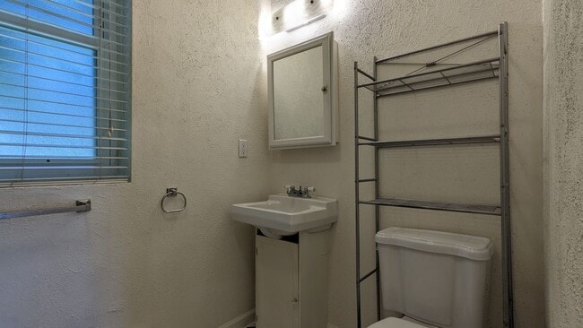 Building Photo - 3 Bed 2 Bath Near Downtown COS