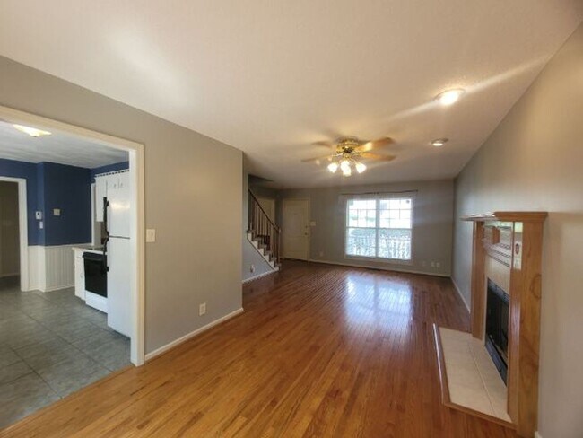 Building Photo - Charming 3-Bedroom Home with Spacious Livi...