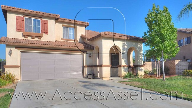 Building Photo - Large 4 Bed/3 Bath Home with an Incredible...