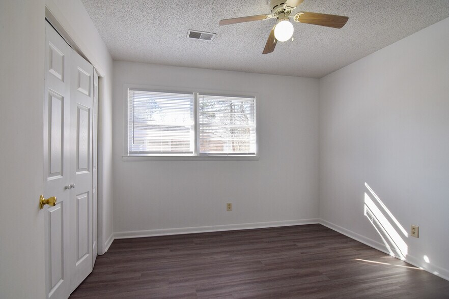 Building Photo - 6957 S Kenwood Dr