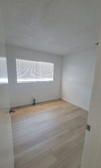 Building Photo - 10 Paramount Cir