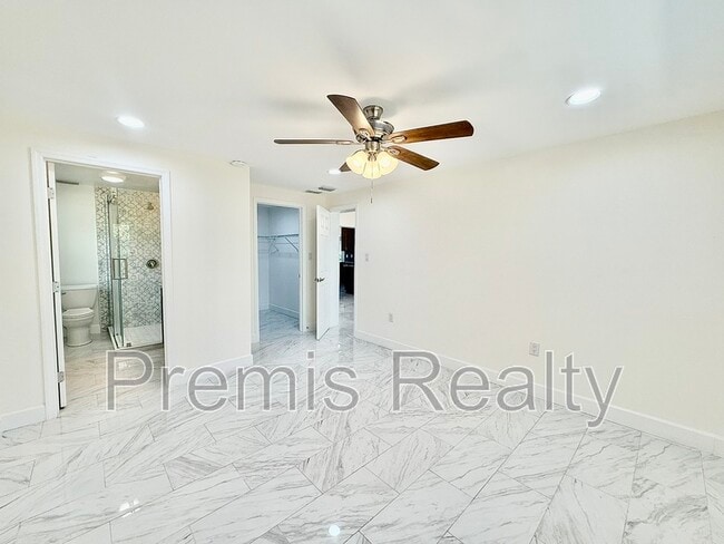 Building Photo - 2014 Pinehurst Dr