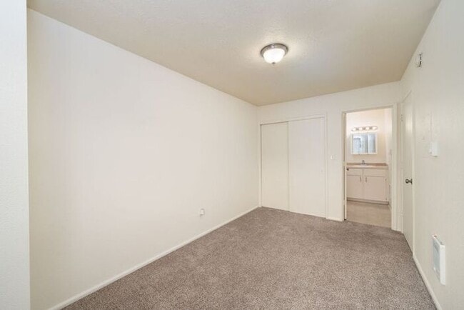 Building Photo - 1 bedroom available now!! Mid town!