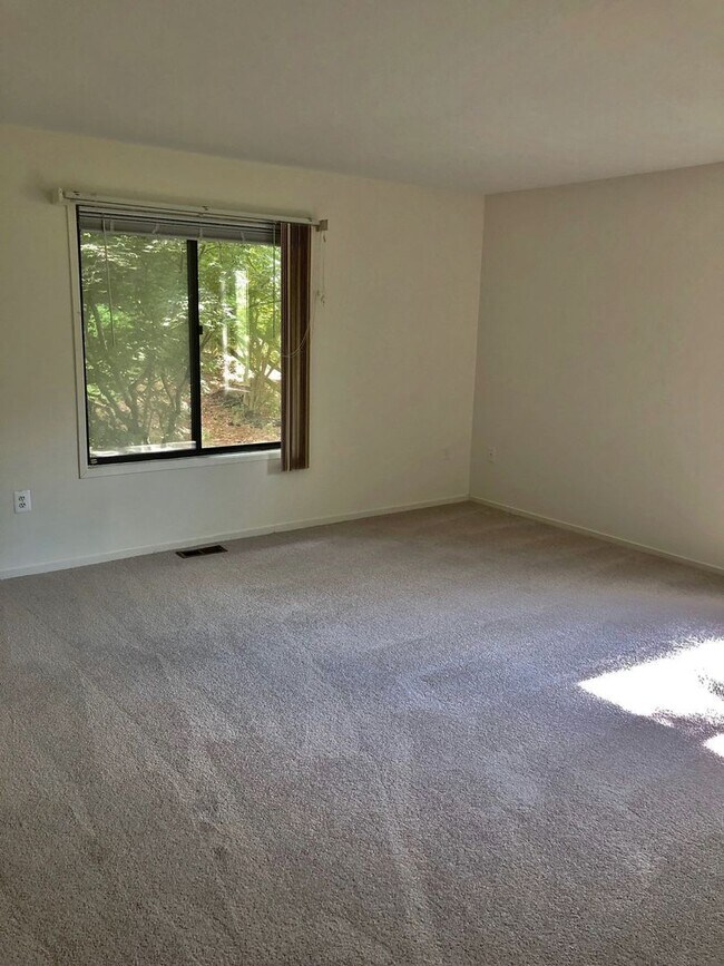 Building Photo - Spacious Potomac Beauty backs to Golf Course