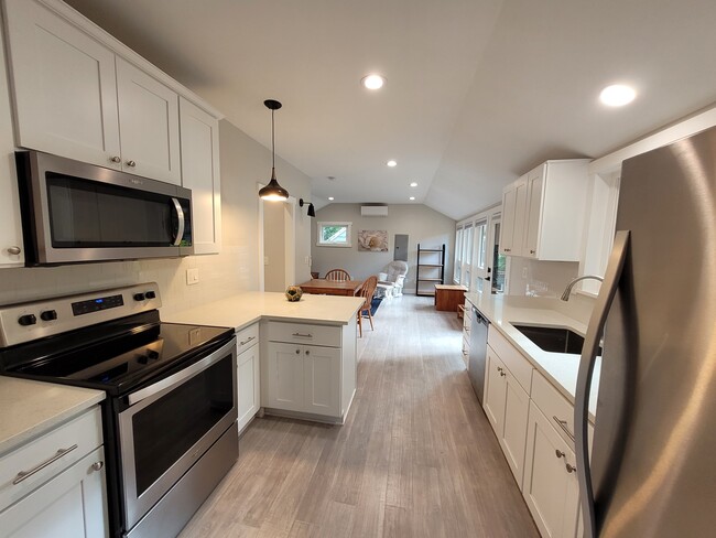 Building Photo - 7279 SW Canyon Ln