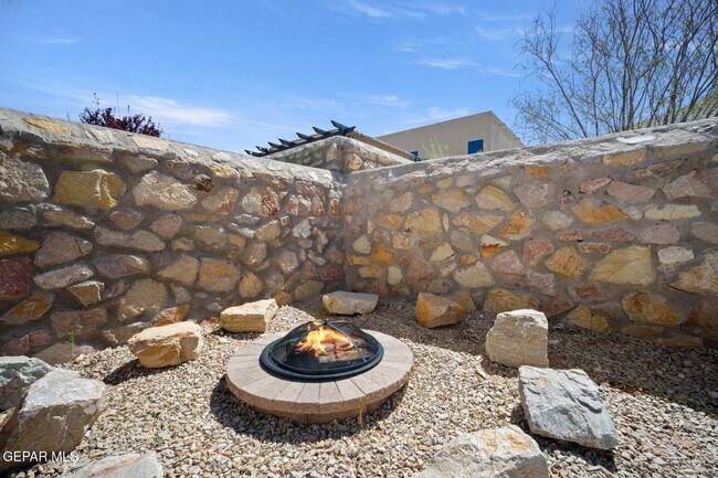 Building Photo - 3825 Loma Reina