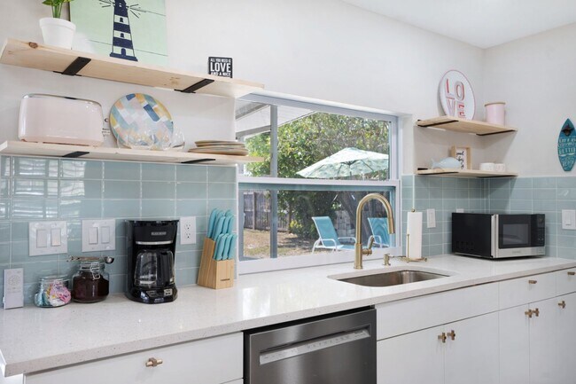 Building Photo - VACA or Short Term Furnished Chic Monthly Rental Home in Bradenton, FL