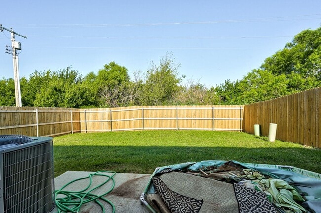 Building Photo - Charming Duplex in El Reno!