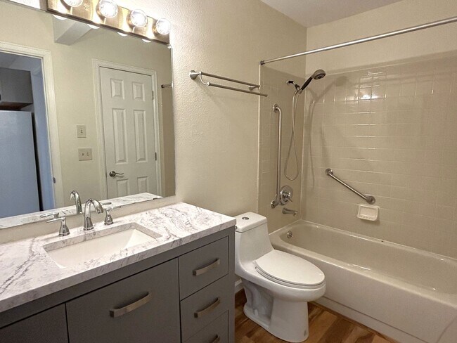 Building Photo - Feel at Home in This Cozy Fort Collins Condo