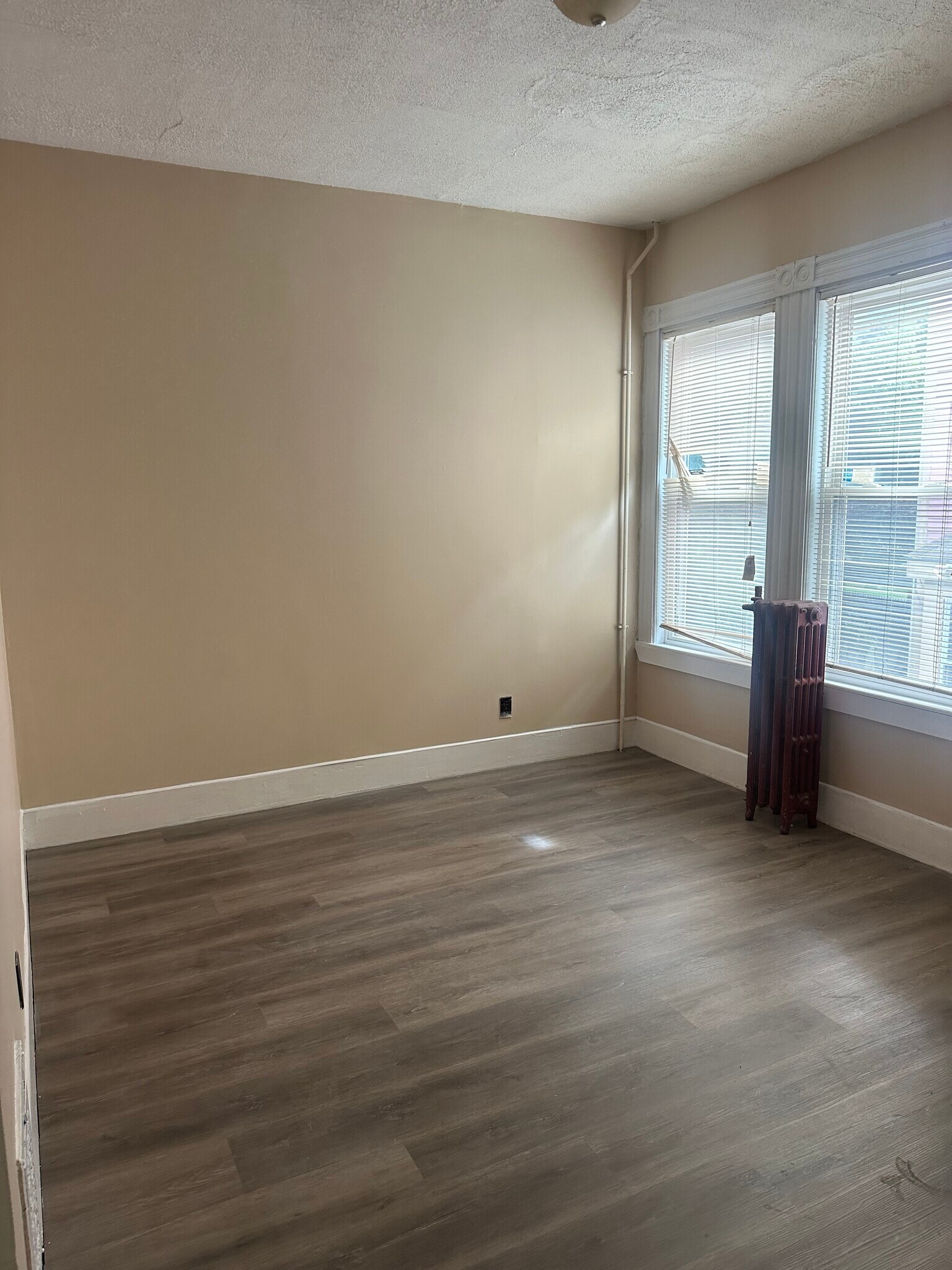 Building Photo - 19 Dewey St