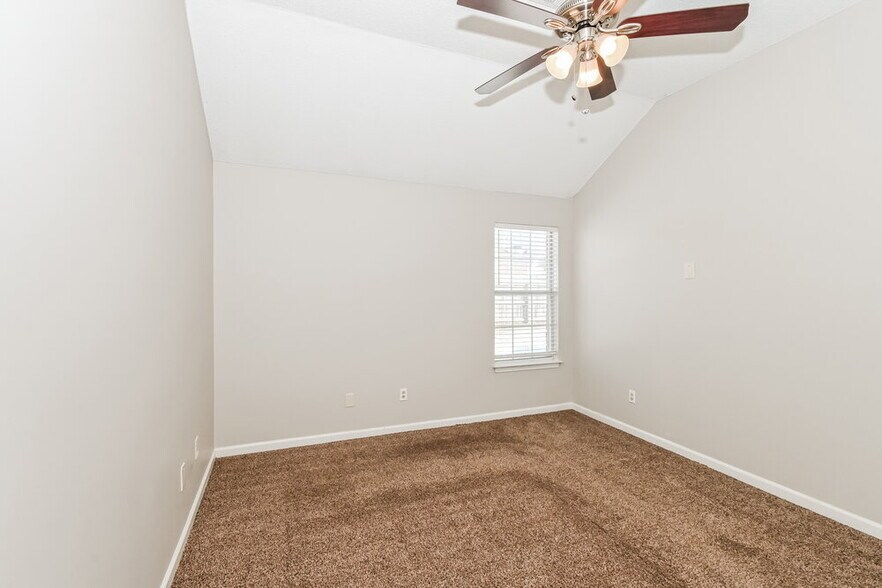 Building Photo - 7550 Roundleaf Dr