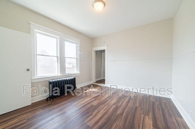 Building Photo - 426 W Peach St