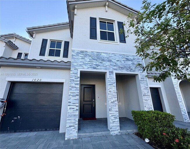 Building Photo - 1020 SE 26th Ter