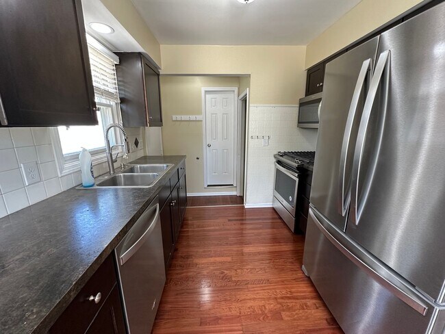 Building Photo - Adorable home on the NE side of Grand Rapids!