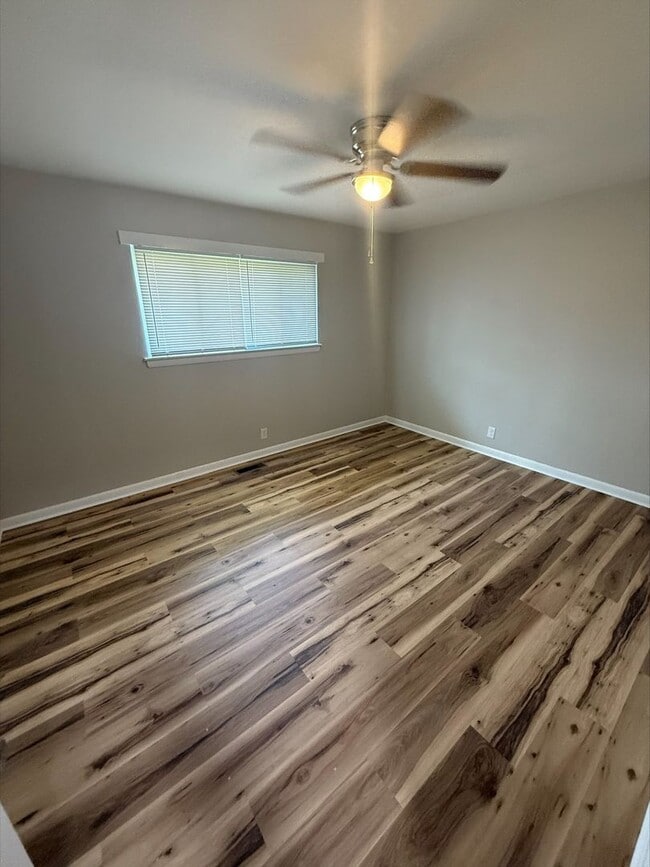 Building Photo - Updated 2 Bedroom in Brainerd! New Floorin...