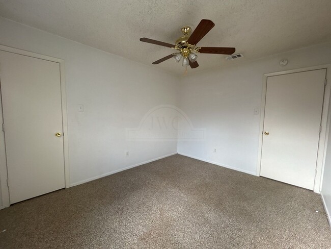 Building Photo - **2 WEEK FREE RENT***3103 Thoroughbred, Ki...