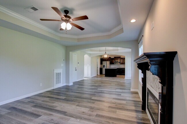 Building Photo - Huge 5 bed 3 ba.  Gorgeous House Near Post...