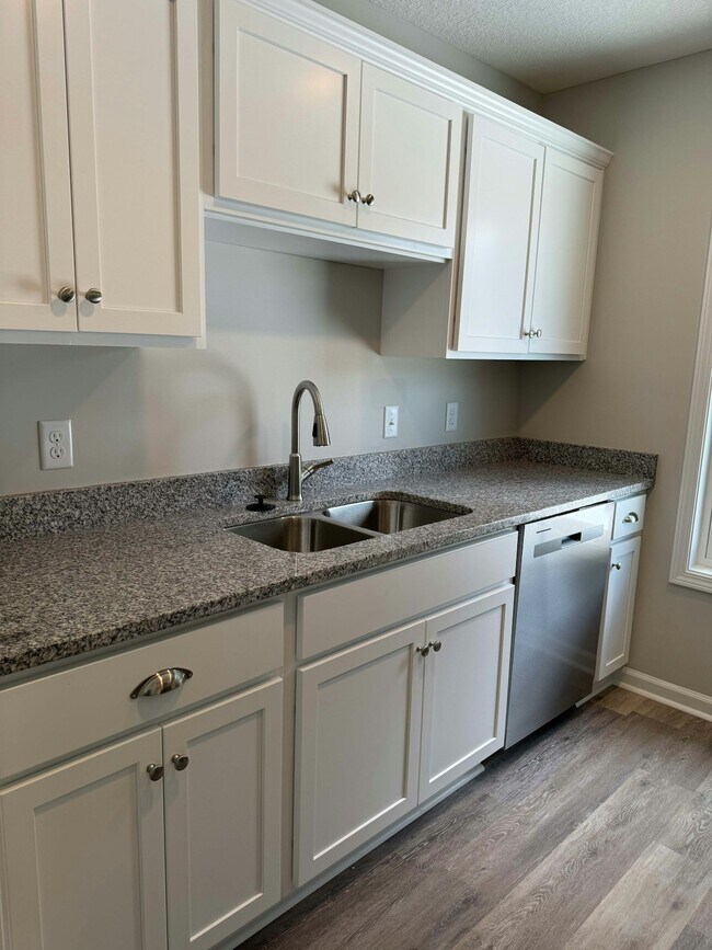 Building Photo - 241 Crown Cir