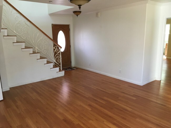 Building Photo - 923 Royal Oaks Dr