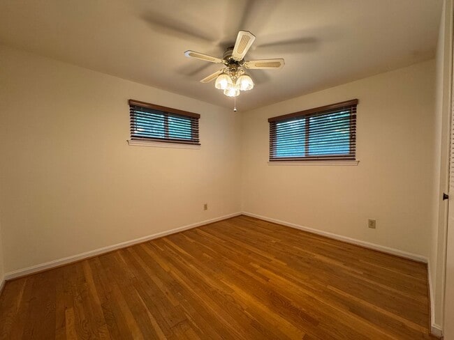 Building Photo - Gorgeous 4 Bed 3 Bath Home Sitting On Spac...