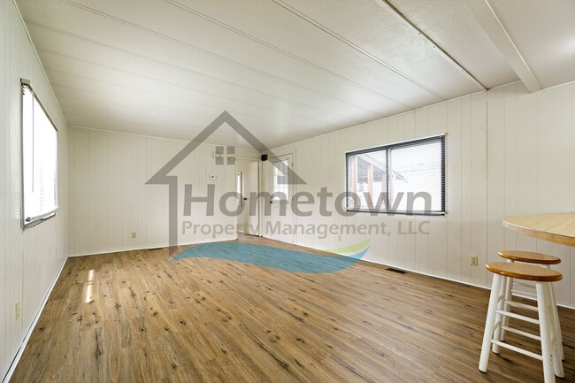 Building Photo - 2 Bedroom 2 Bath Home with Off-Street Park...