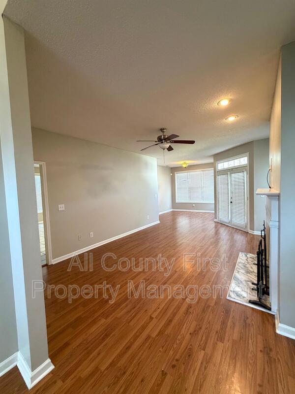 Building Photo - 2215 Lake Royale Dr