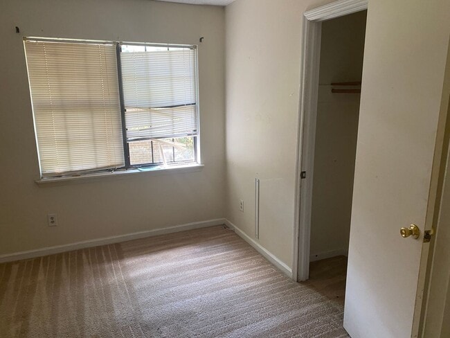 Building Photo - Large three Bedroom Home