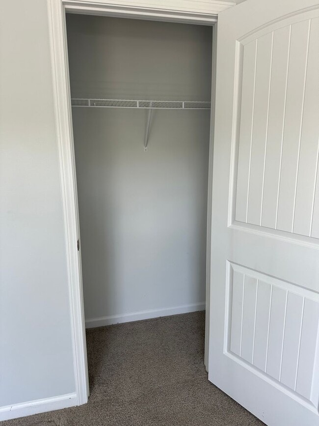 Building Photo - Tranquil South Retreat: Spacious 5-Bed Home with Fenced Yard, Pet-Friendly, Washer/Dryer Included