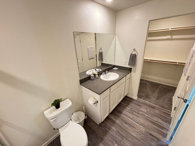 Building Photo - Charming 3Bed/2.5Bath/2Car Townhouse located in Northwest Las Vegas