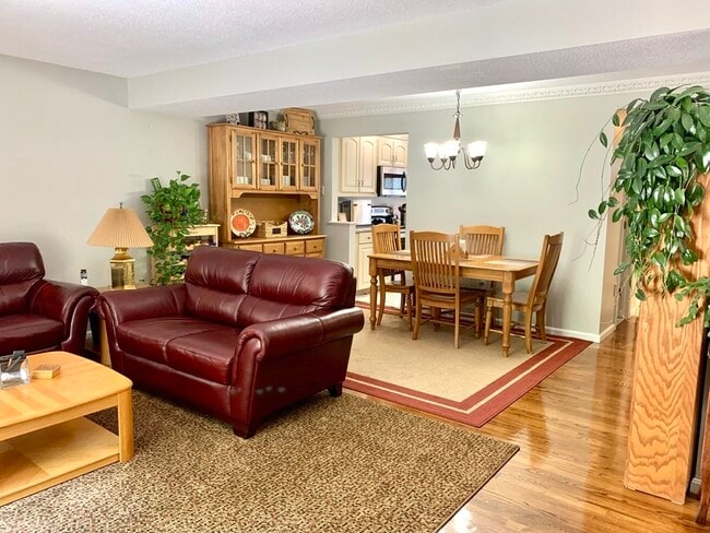Building Photo - 2104 Pheasant Creek Ln