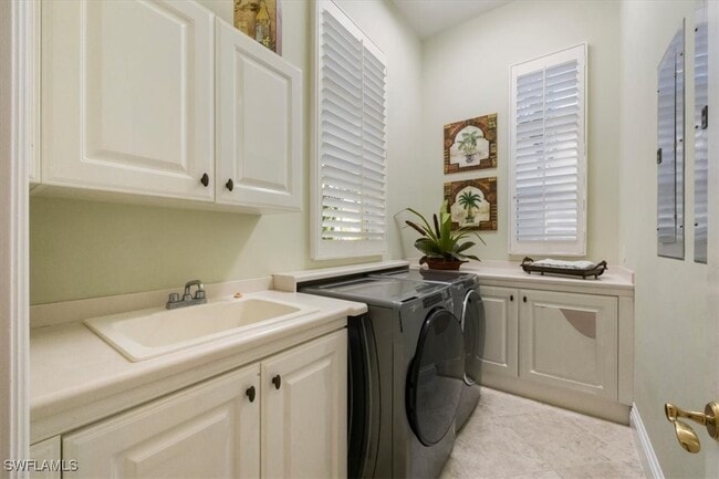 Building Photo - 8535 Bellagio Dr