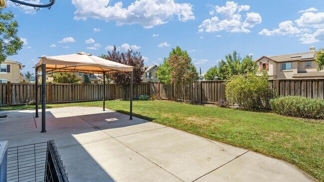 Building Photo - ADORABLE 4 BED/2.5 BATH TOWNHOME WITH CORNER LOT AND LARGE FENCED REAR YARD WITH PATIO