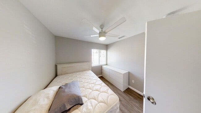 Building Photo - Large Property w/ 2 Kitchens!!