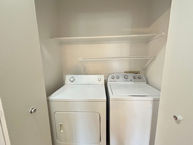 Building Photo - 2 Bedroom, 2 Bathroom Updated Condo