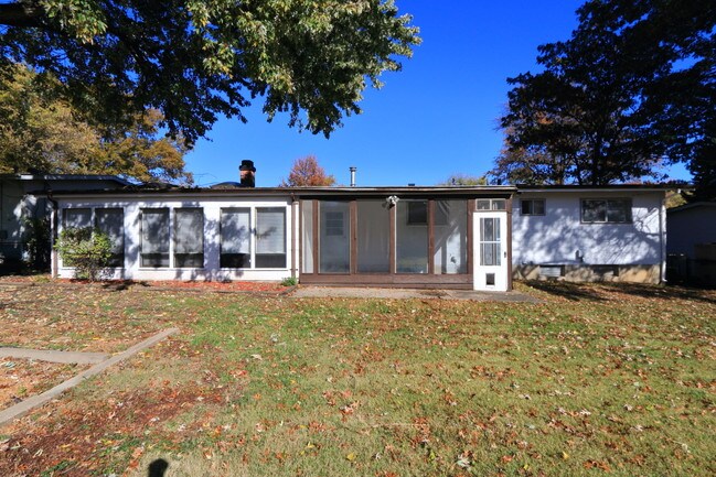 Building Photo - 2750 Mockingbird Lane