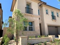 Building Photo - Amazing 5 bedroom home located in desirable Lake Forest community!