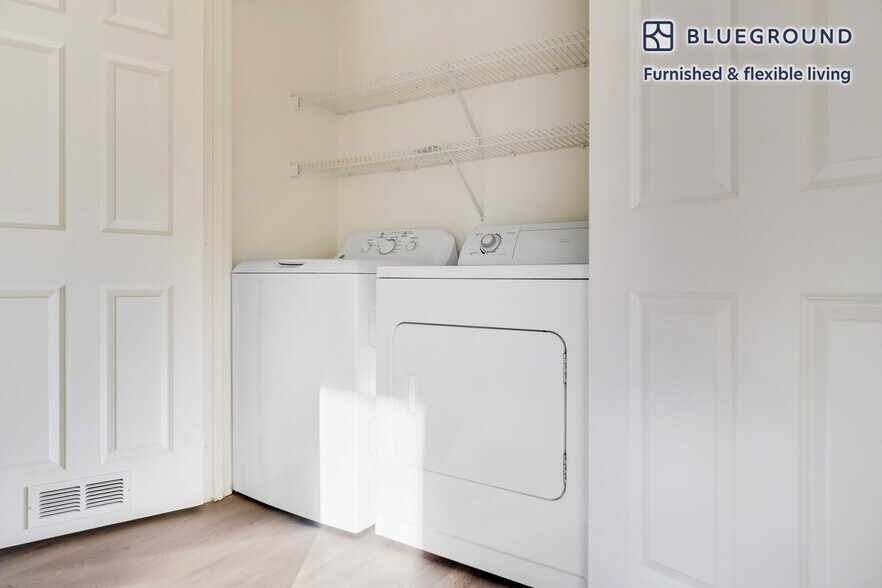 Building Photo - 11000 NE 10th St