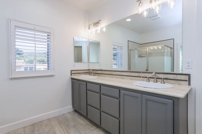 Building Photo - 4 Bed / 3 Bath San Bruno home in highly de...