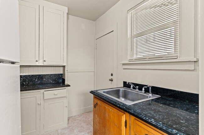 Building Photo - Utilities Included! Bright 2nd Floor Studio in Mosswood Vintage Building