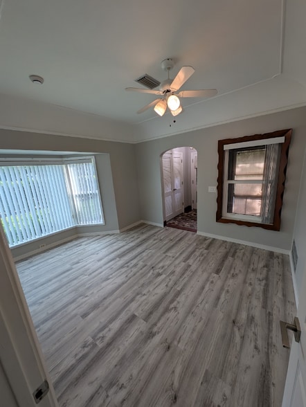 Building Photo - 557 Wilkie St